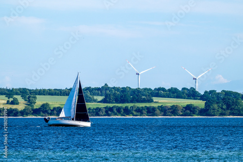 Segelboot auf der Ostsee in der Eckernförder Bucht, Schleswig-Holstein, Deutschland