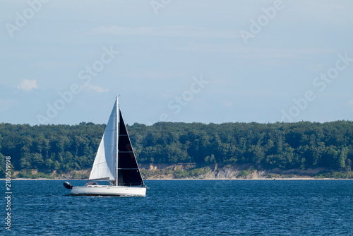 Segelboot auf der Ostsee in der Eckernförder Bucht, Schleswig-Holstein, Deutschland