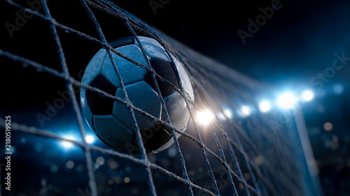 Tapety artystyczne ゴールネットに突き刺さるサッカーボールとスタジアムライトの迫力ある瞬間