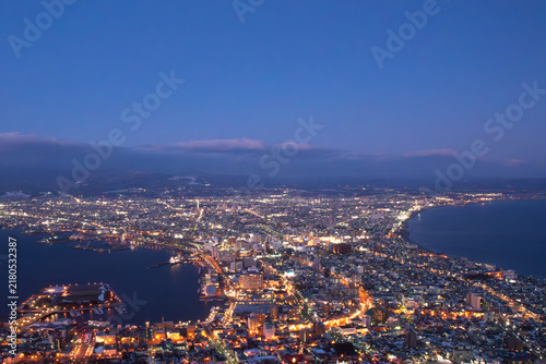 函館山から見下ろすマジックアワーの夜景と函館湾（Magic hour night view and Hakodate Bay overlooking from Mount Hakodate）