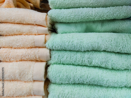 Canvastavla Stacked towels in soft pastel colors on shelves