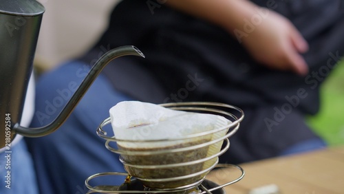 Foto Making pour-over coffee with a gooseneck kettle outdoors, this slow-brewing method highlights an artisanal approach to a mindful morning ritual while camping in nature