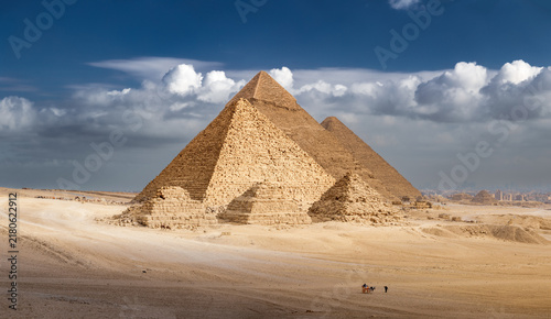 Quadro su tela Great pyramids of Giza panorama from southern viewpoint on sunny day, Cairo, Egy