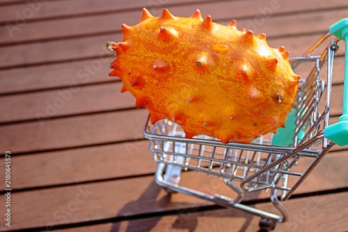 Canvastavla kleiner einkaufswagen mit einer kiwano
