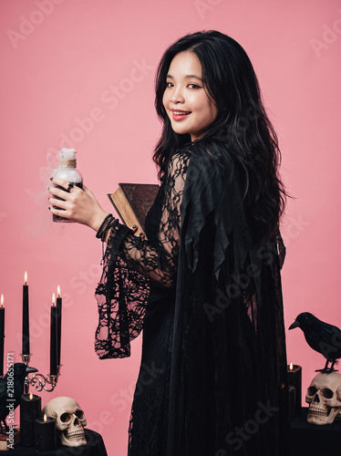 Cuadro en lienzo Witch woman holding potion bottle