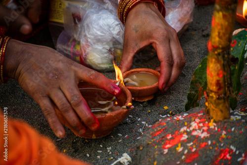 Fotografie Chhath devotee light earthen lamps in the banks of river