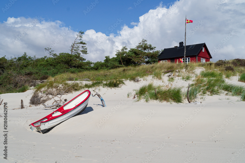Obraz premium Haus in der Dünenlandschaft bei Hagestad Naturreservat, Schweden