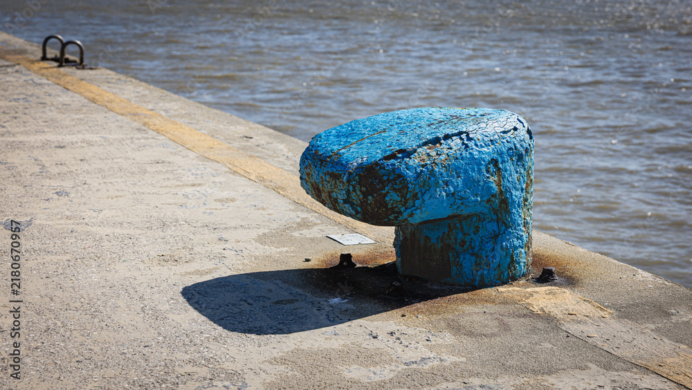 Obraz premium Blue weathered bollard on the Comacchio quay