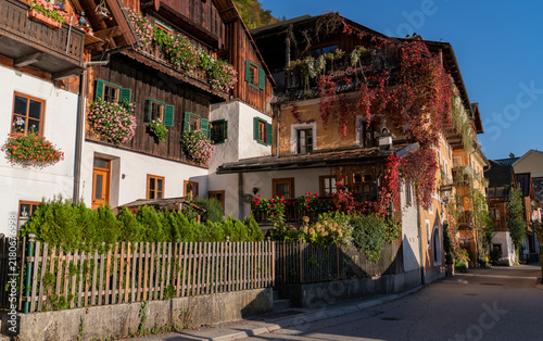 Foto A traditional wooden multi-story building located in the famous lakeside village of Hallstatt, Austria
