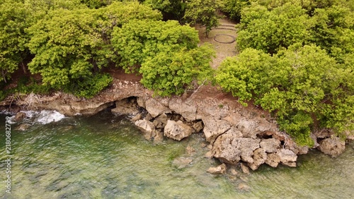 Obraz na plátně Top down aerial view of tropical ocean beach and powerful crushing waves