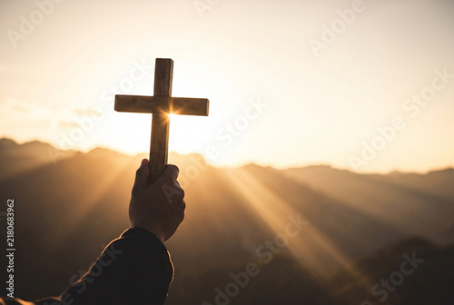 Obraz na płótnie 십자가를 든 손과 노을 · Hand Holding a Cross at Sunset