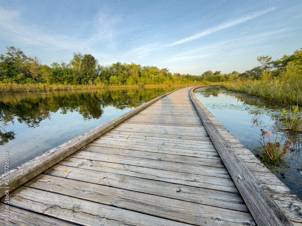Obraz premium wooden walkway along a lake in Carmel Indiana 