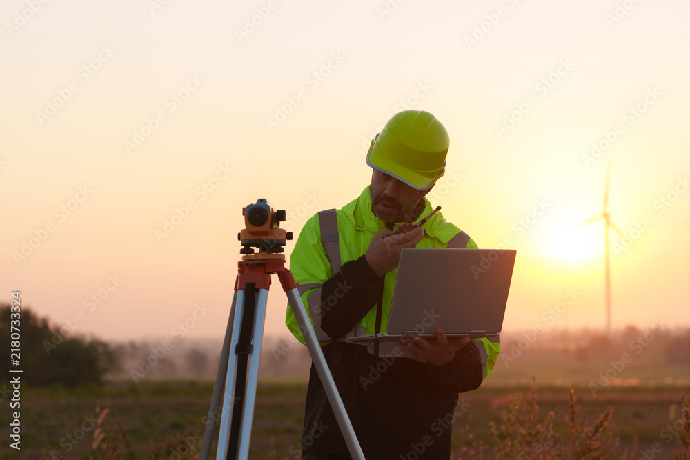 Obraz premium Civil engineers inspect wind farms, power generation systems, natural industry and environmental concepts, clean energy