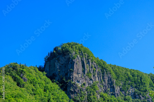 Obraz na płótnie 夏の北海道の層雲峡の絶壁