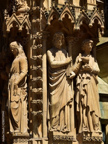 Картината върху платно Statues des Evangélistes Saint Luc et Saint Jean entourant le portail de la Vier