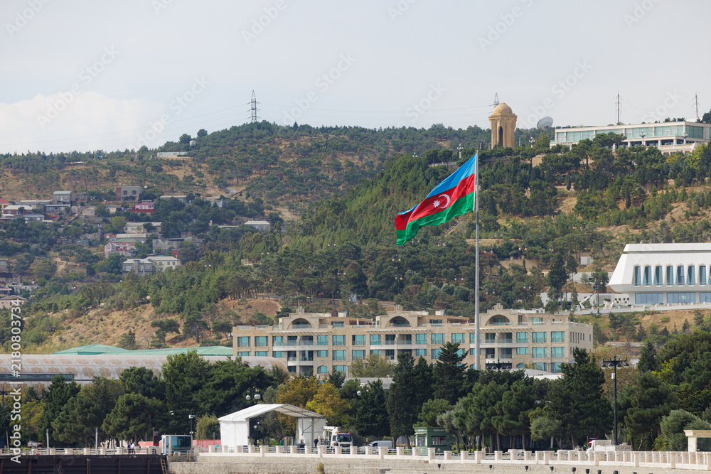 Obraz premium Vibrant Azerbaijan flags wave proudly during the thrilling Baku Grand Prix racing event