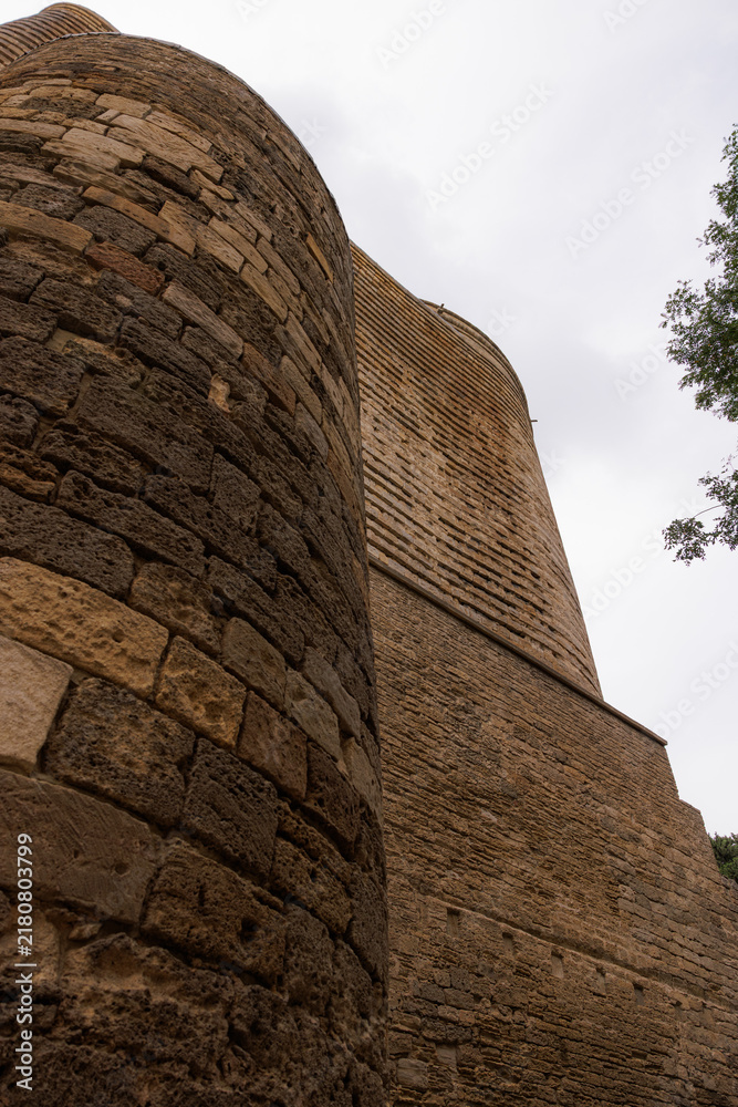 Obraz premium Majestic ancient tower stands against a cloudy sky in a historic city