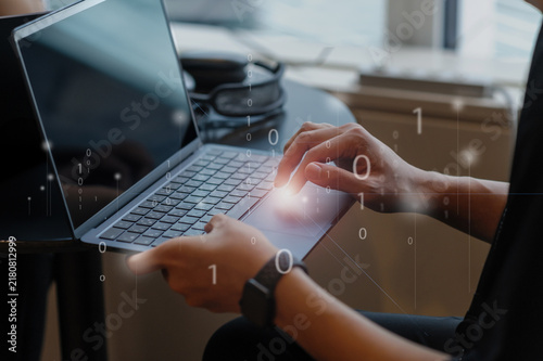 ノートパソコンを操作するビジネスパーソン　デジタルネットワークとデータ分析　DX推進のイメージ