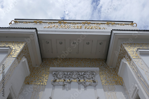 Fotografía Decorated Entrance Facade of the Vienna Secession with Gorgon Masks and Motto