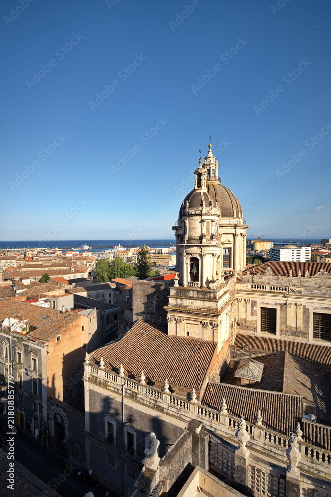 Fototapeta premium Panoramic Rooftop View of a Historic Church in Catania