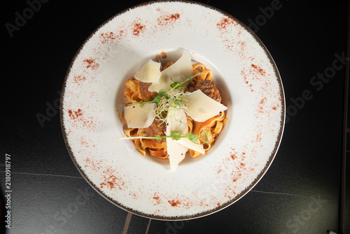 Canvas Print Dîner de plats de brasserie dans un restaurant français