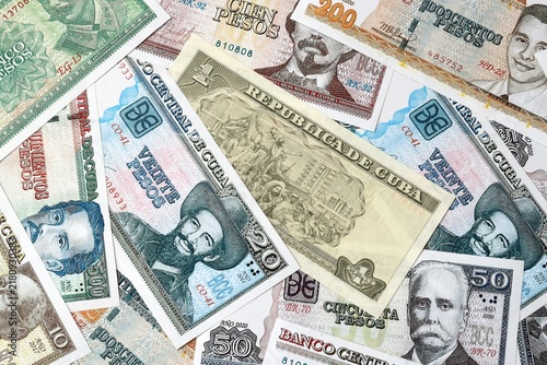 Cuadro en lienzo Cuban peso money bills in pile on table