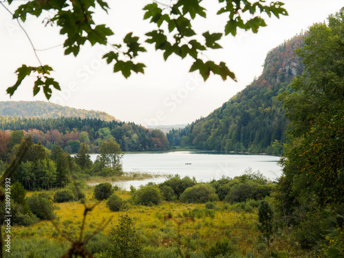 Bild auf Leinwand Vue panoramique sur le lac du Grand Maclu à La Chaux-du-Dombief dans le Jura, en