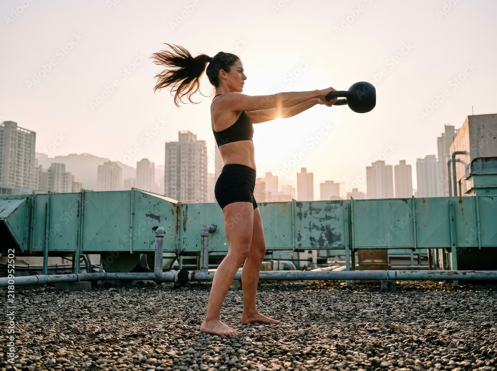 Fototapeta premium Sunrise Kettlebell Workout on Rooftop Skyline