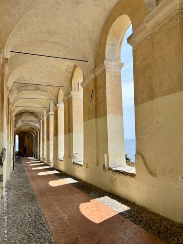 Bild auf Leinwand archway in the old town