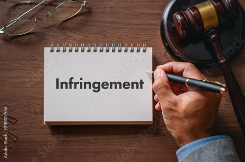 Fotografie Understanding Infringement: Lawyer's Desk with Judge's Gavel — ideal eye-catcher