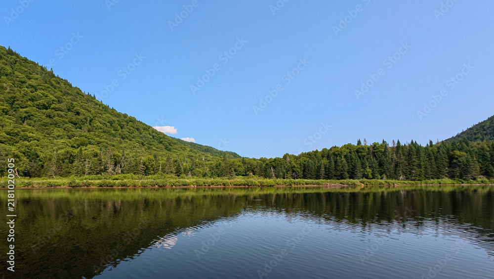 Obraz premium Scenic view of Lake Jacques Cartier in Quebec Canada