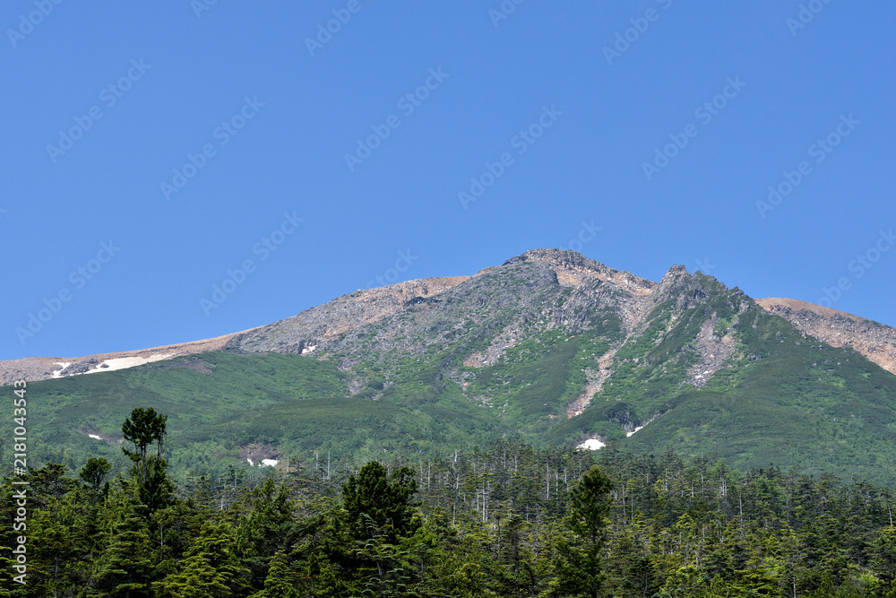 Fototapeta premium 日本百名山の御嶽山、気持ちいい夏の登山