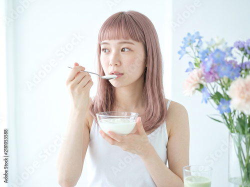 Plakat グラスに入ったヨーグルトをスプーンで食べる女性