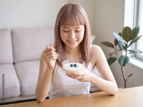 Plakat ブルーベリーを添えたヨーグルトを食べる日本人女性