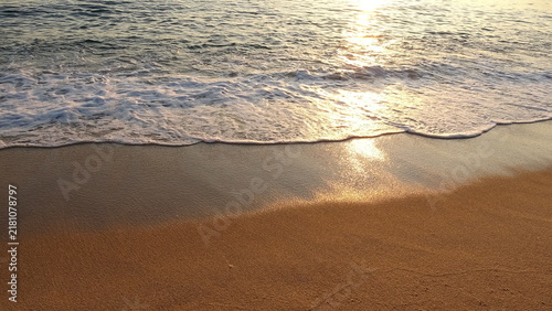 Obraz na płótnie Golden Morning Wave on Sand