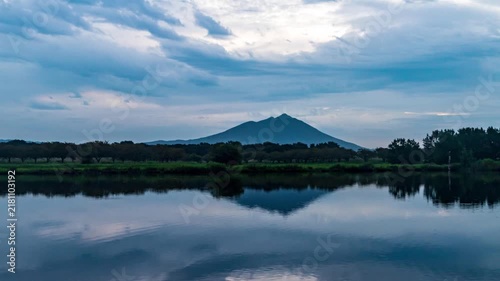 初秋の茨城県母子島遊水池の水面に映る筑波山Timelapse