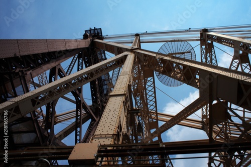 Canvastavla Low angle view of industrial steel bridge superstructure and cable tower framewo