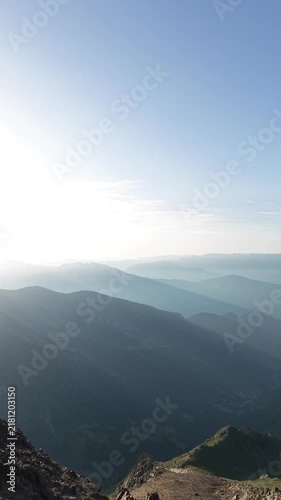 Drone 4K sobre la cima de los Pirineos al atardecer con vistas panorámicas del horizonte