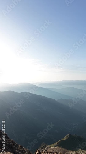 Drone 4K sobre la cima de los Pirineos al atardecer con vistas panorámicas del horizonte