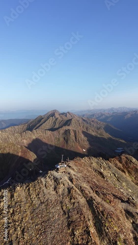 Drone 4K sobre la cima de los Pirineos al atardecer con vistas panorámicas del horizonte