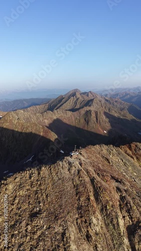 Drone 4K sobre la cima de los Pirineos al atardecer con vistas panorámicas del horizonte
