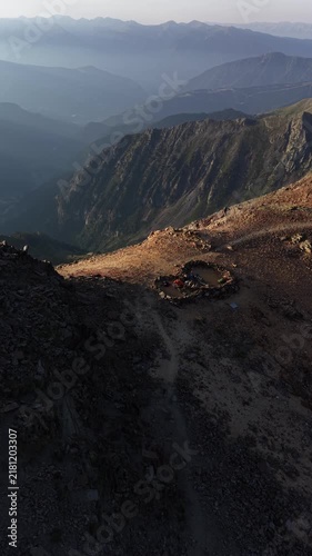 Drone 4K sobre la cima de los Pirineos al atardecer con vistas panorámicas del horizonte