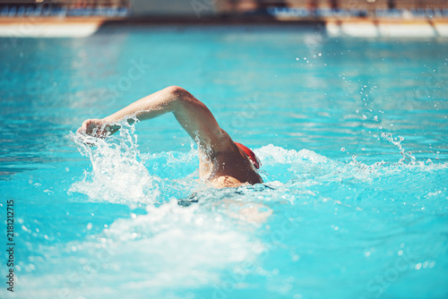 Foto Fitness, person and swimming pool for workout, exercise and aquatic practice for body wellness