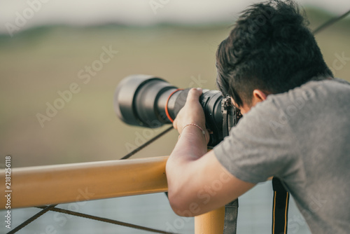Fotografía Close-up of a photographer taking photos outdoors with a long lens