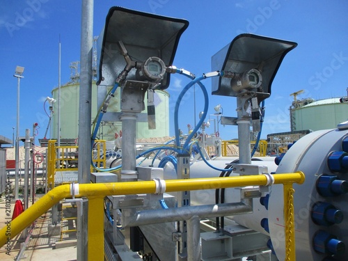 Foto Dual pressure transmitters with digital displays at LNG storage facility