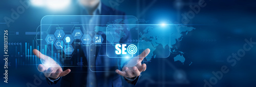 Fotografía SEO specialist holding in hands keyword reports