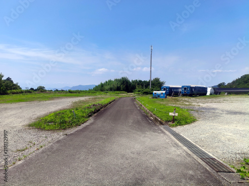 Bild auf Leinwand Blue Train Sleeper Car Lodging and Paved Pathway Landscape near Unpenji (the 66t