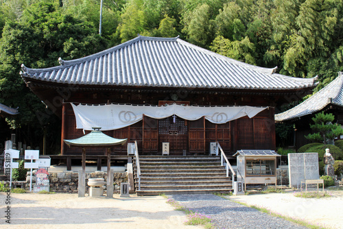 Fotografía Main Hall and White Ritual Curtain at Jodoji (Temple 49) on Shikoku Henro Pilgri