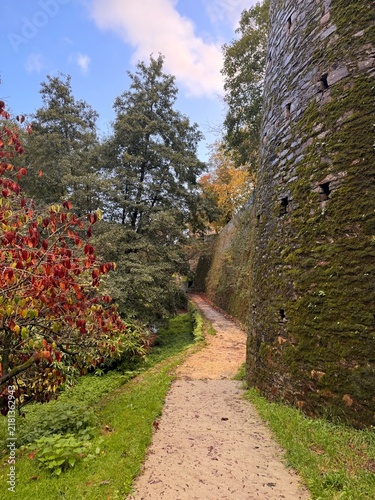 Obraz na płótnie walking path in a park in autumn along old medieval ramparts