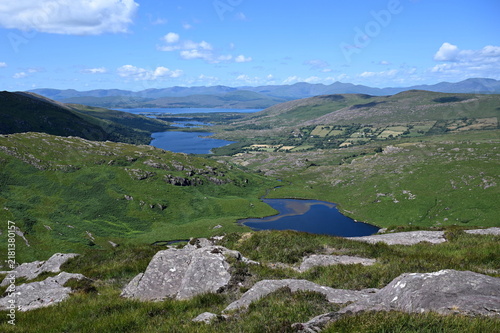 Irlande, dans le comté de Kerry,  magnifique paysage de lacs dans le parc de Gleninchaquin. Ce parc sauvage entre montagnes, vallées et lacs offre des paysages verdoyants.
